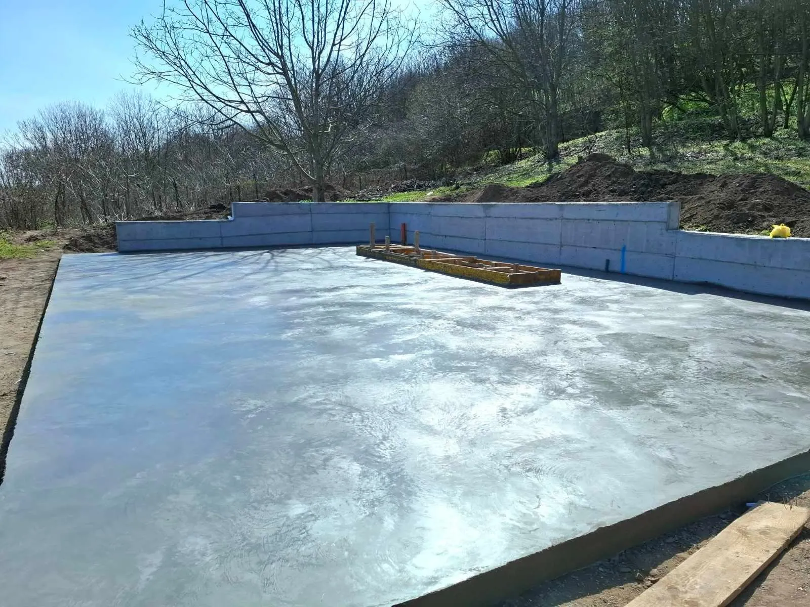 Готова бетонна плоча с изградени подпорни стени на строителен обект