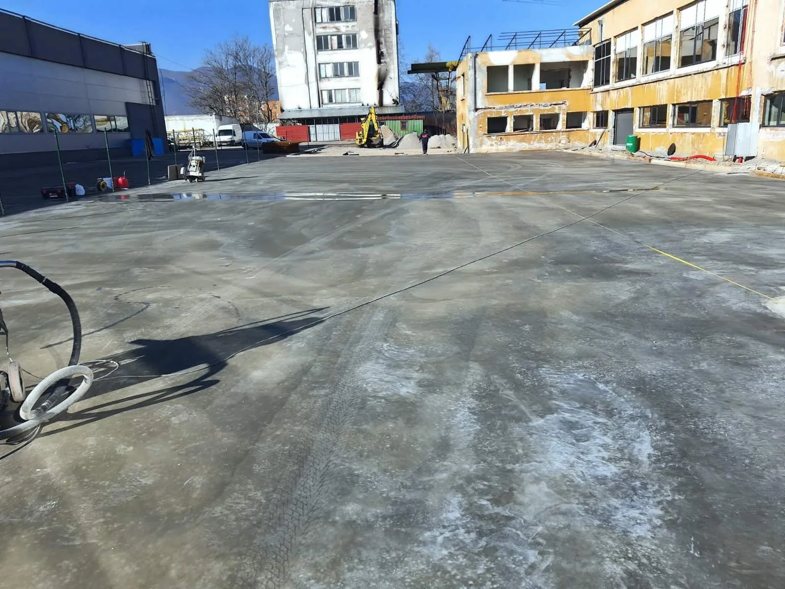 Голяма бетонна площадка пред производствени сгради — Враца